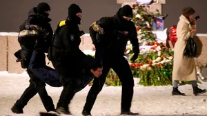 Ruşii care au participat la comemorarea lui Navalnîi sunt trimişi la birourile de recrutare