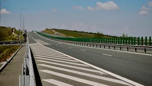 Maşină în flăcări pe Autostrada Soarelui. Traficul a fost oprit 