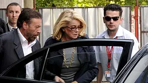 Catherine Deneuve vrea bujori albi în cameră şi să fumeze oriunde