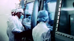 IMAGINI nemaivăzute din 1969: Cercetătorii NASA testează roci lunare, aduse în urma misiunii spaţiale Apollo 11 | FOTO, VIDEO