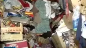 Bătrână decedată de câteva zile, scoasă cu greu din locuinţă din cauza tonelor de gunoaie din casă - VIDEO
