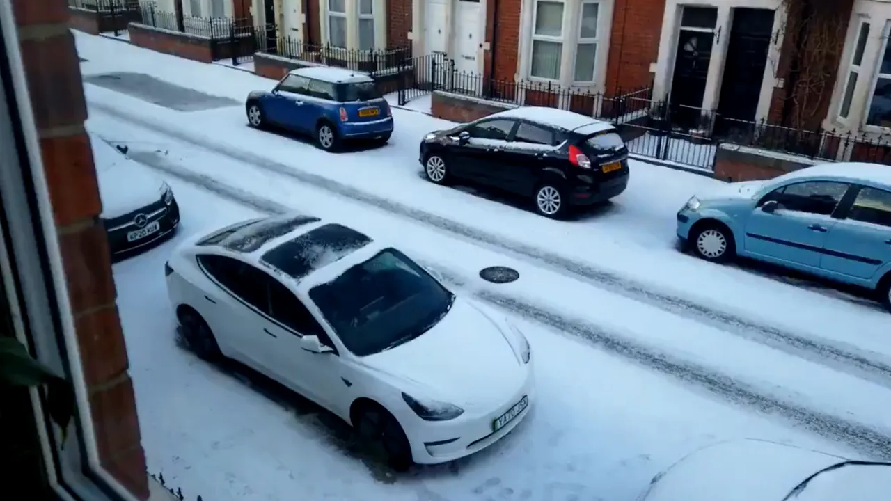 VIDEO Tesla îşi poartă singură de grijă. Cu ajutorul unei aplicaţii, viaţa şoferilor poate fi mai uşoară pe timp de iarnă