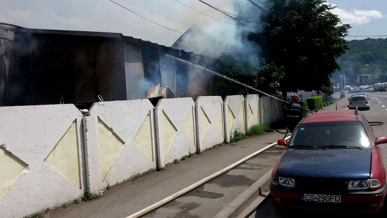 Incendiu puternic într-o hală plină cu hârtie şi carton, în Reşiţa. Intervenţia pompierilor, dificilă din cauză că spaţiul de acces este îngust | FOTO