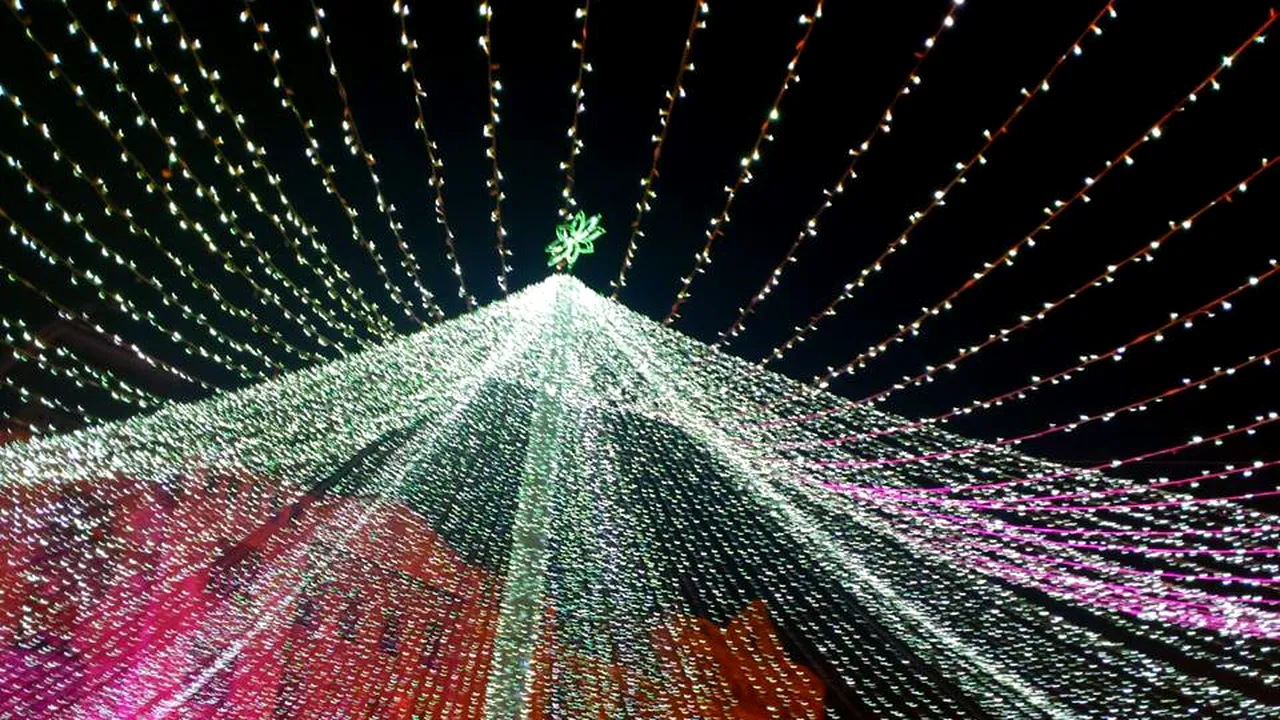 Feerie de culori în centrul Timişoarei. Târgul de Crăciun, deschis oficial de 1 Decembrie - FOTO