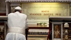 Opt ani de la moartea Papei Ioan Paul al II-lea. Francisc a îngenuncheat la mormântul fostului Suveran Pontif