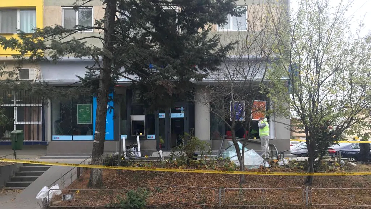 Explozie la o BANCĂ în Giurgiu, provocată de hoţi care încercau să fure un ATM - FOTO