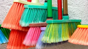 O nouă provocare face furori pe internet: Oamenii, îndemnaţi să facă o mătură să stea dreaptă | VIDEO