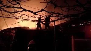 Incendiu devastator în Bacău. Patru case au fost distruse complet. Intervenţia pompierilor a durat 12 ore