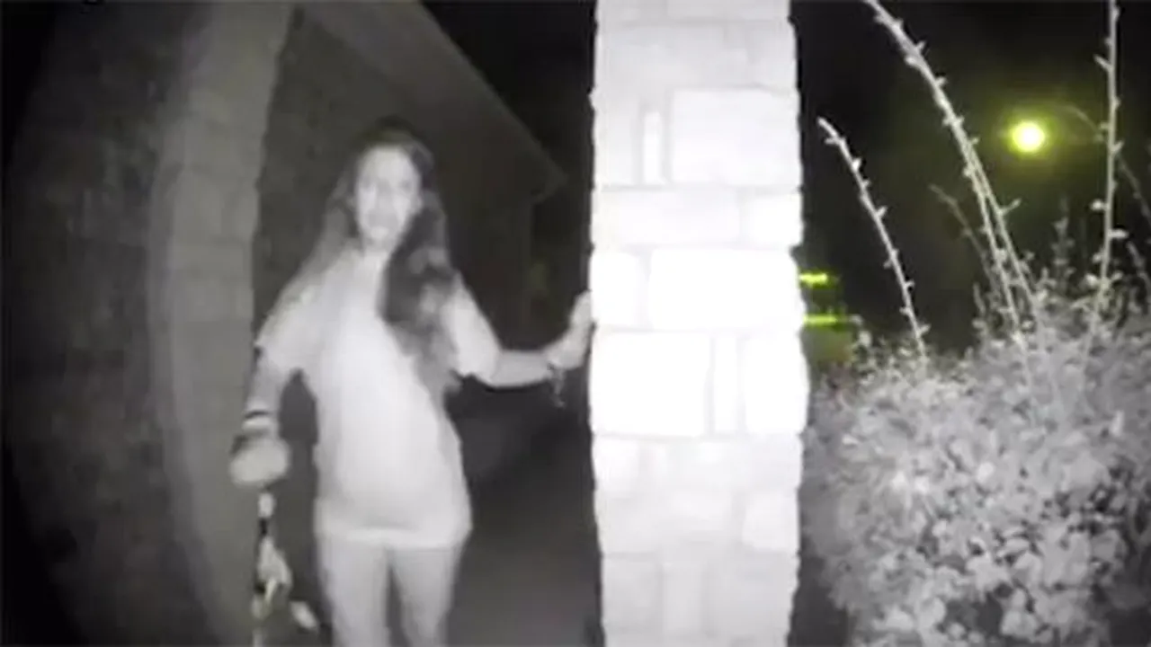 Poliţia din Texas anchetează un caz MISTERIOS, în care o femeie ce pare să aibă cătuşe la mâini apare pe camera de securitate a unei locuinţe/ UPDATE: Tânăra a fost găsită