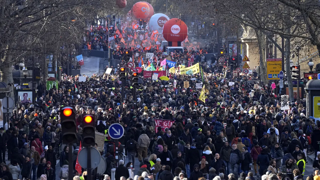 Sute de mii de persoane protestează la Paris faţă de reforma pensiilor / Confruntări în Rennes