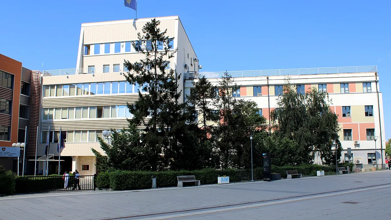 Parlamentarii s-au bătut în Parlamentul din Kosovo după ce un deputat a aruncat cu apă în premier