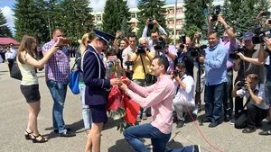 GALERIE FOTO, VIDEO Ministrul Afacerilor Interne, recomandare pentru absolvenţii Şcolii de Poliţie din Câmpina: Nu curge lapte şi miere unde veţi lucra/ Moment emoţionant la finalul ceremoniei: O elevă a fost cerută în căsătorie