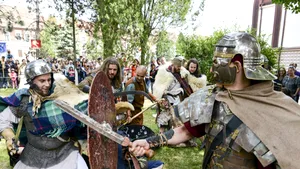 Lupte între daci şi romani şi ateliere de prelucrarea fierului şi lemnului, la Maialul de la Orăştie - FOTO