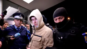 Tânărul de 17 ani din Craiova suspectat de propagandă jihadistă, REŢINUT. El a fost audiat la DIICOT în prezenţa unui psiholog - FOTO, VIDEO