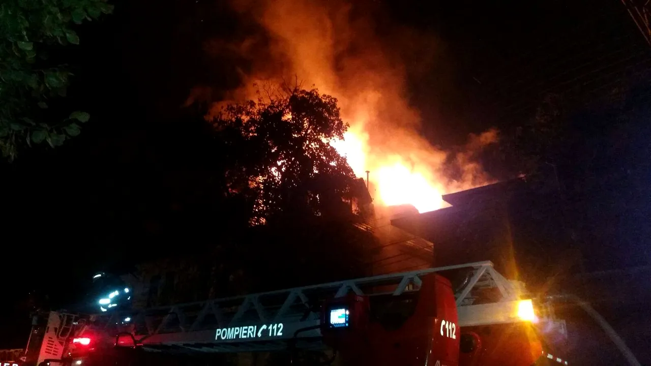 Incendiu violent în sectorul 1 al Capitalei. Patru case au fost cuprinse de flăcări - VIDEO